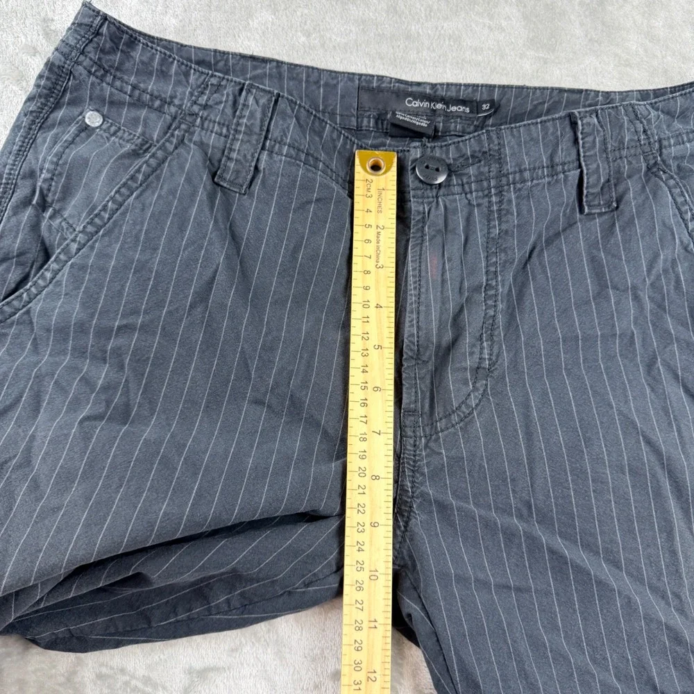 Calvin Klein Jeans Men's‎ Gray Pinstripe Flat Front Casual Chino Shorts Size 32